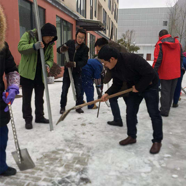 教师除雪特写_00副本.jpg